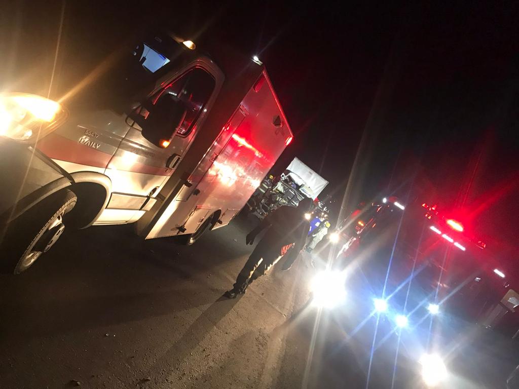 Acidente envolvendo dois caminhões na BR-060 deixa duas vítimas presas às ferragens, em Terezópolis-GO.