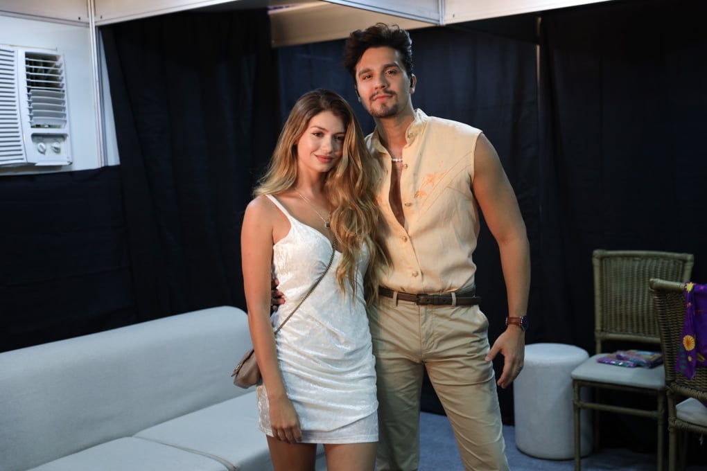 Luan Santana beija namorada no Carnaval