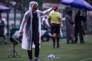 Glauber Ramos comandando o Goiás na chuva