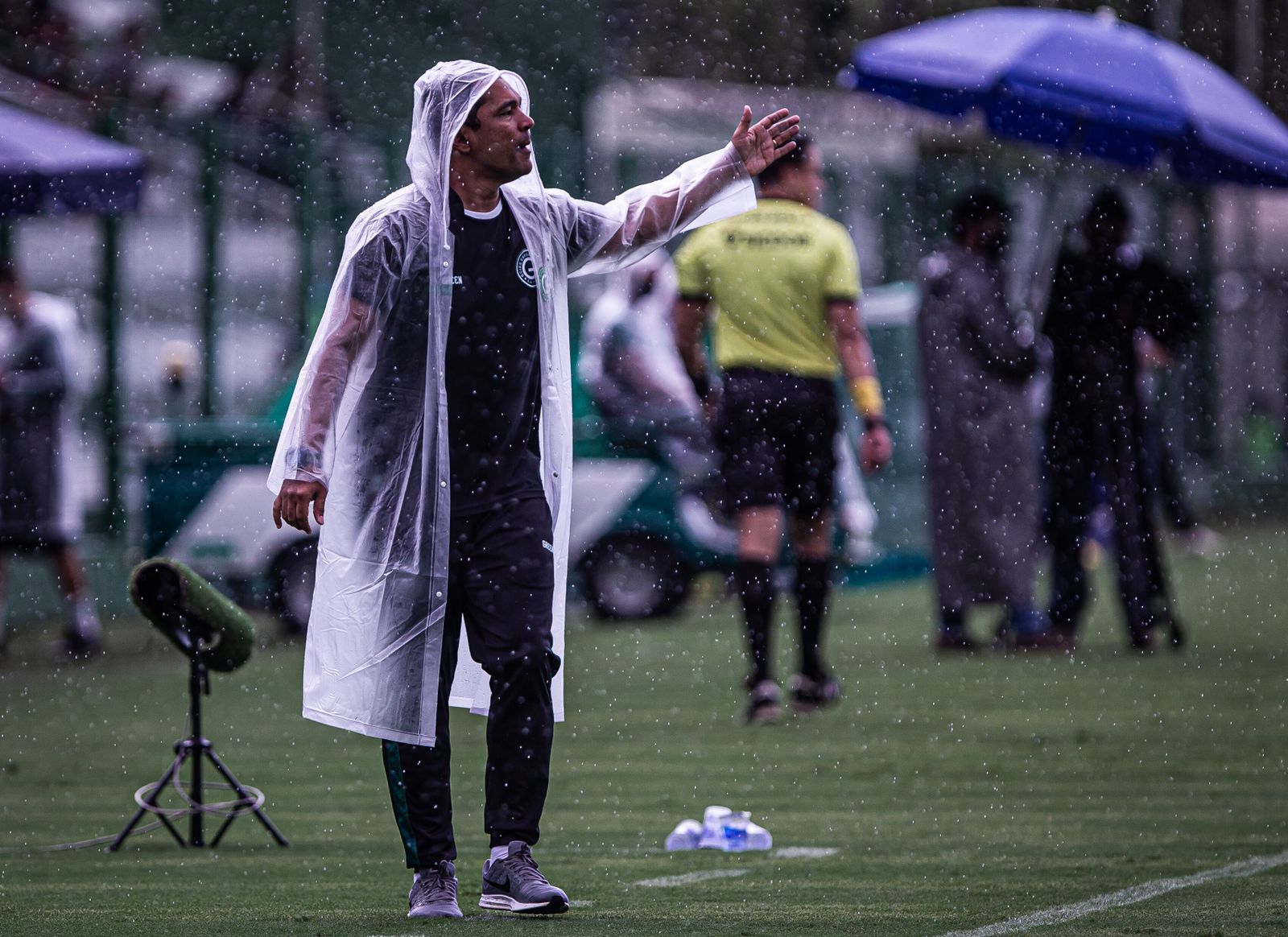 Glauber Ramos comandando o Goiás na chuva