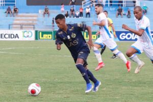 Negueba tenta passar pela marcação dos jogadores do Crac