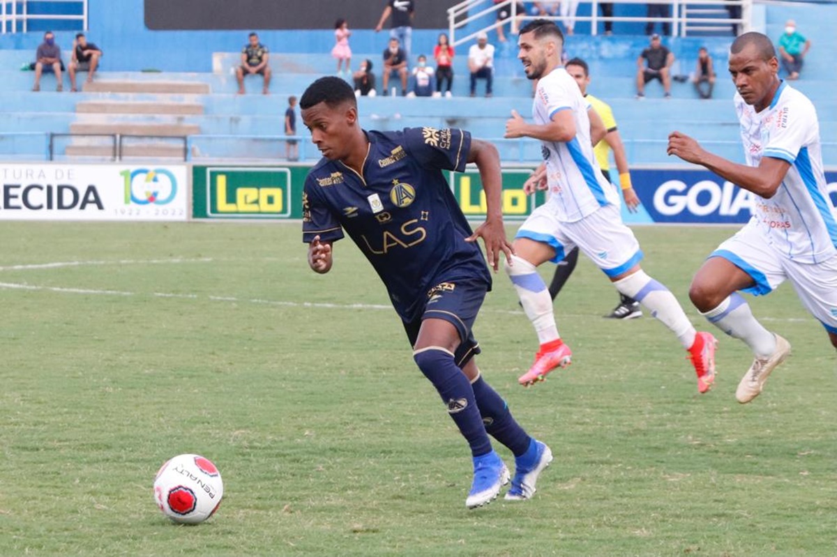 Negueba tenta passar pela marcação dos jogadores do Crac