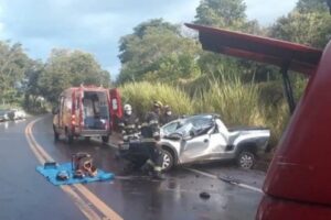 Acidente entre caminhão e dois veículos de passeio deixa vítima ferida na GO-222