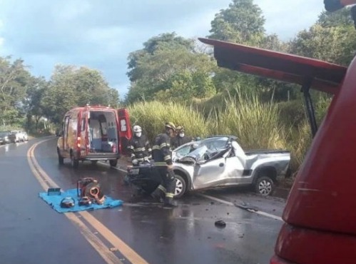 Acidente entre caminhão e dois veículos de passeio deixa vítima ferida na GO-222
