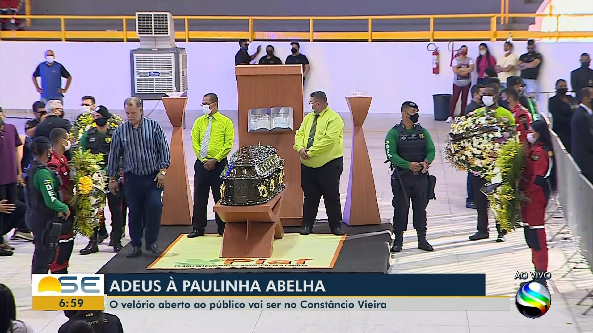 Vocalista da banda Calcinha Preta morreu após ser internada com problemas renais. Veja fotos do velório de Paulinha Abelha