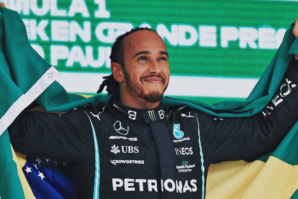 Lewis Hamilton com a bandeira do Brasil