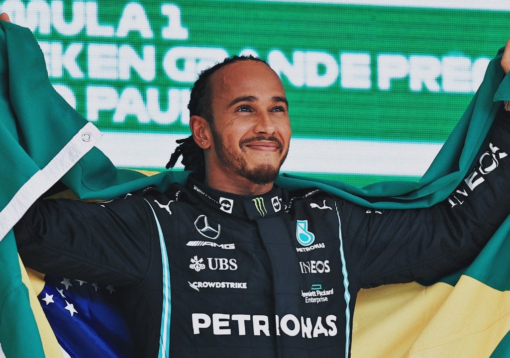 Lewis Hamilton com a bandeira do Brasil