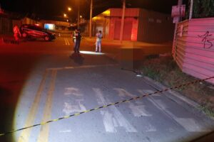 Homem morre após frear moto, cair e ser atropelado por veículo em Goiânia