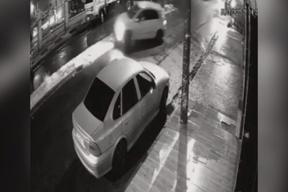 Carro invade pista, atropela duas pessoas e motorista foge sem prestar socorro em Itumbiara