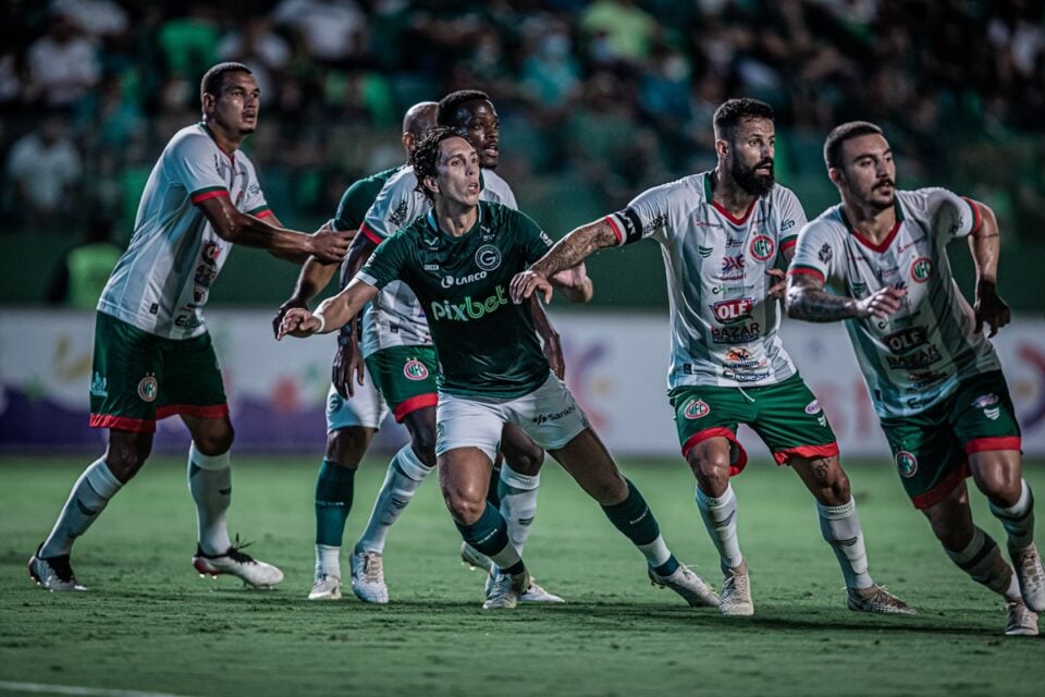 Nicolas disputa bola com jogadores do Morrinhos