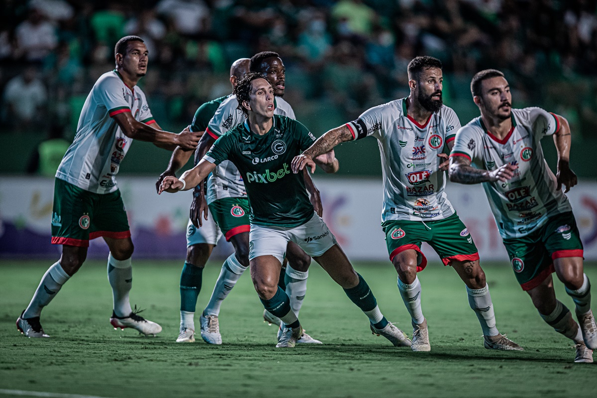 Nicolas disputa bola com jogadores do Morrinhos