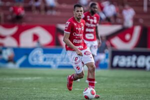 Pablo Roberto em ação contra o Atlético Goianiense