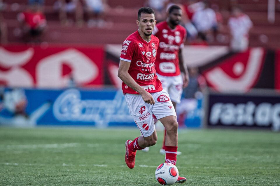 Pablo Roberto em ação contra o Atlético Goianiense