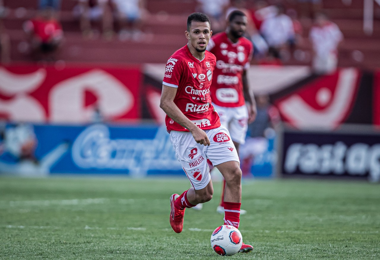 Pablo Roberto em ação contra o Atlético Goianiense