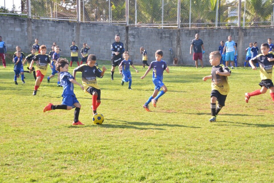 Matrículas para escolinha de futebol gratuita estão abertas em Aparecida (Foto: SecomAparecida)