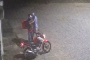 Com uma arma em punho o ladrão levou a moto e outros pertences da vítima (Foto ilustrativa: Reprodução/ TV Jornal Interior)