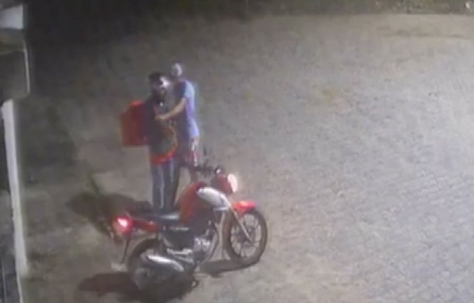 Com uma arma em punho o ladrão levou a moto e outros pertences da vítima (Foto ilustrativa: Reprodução/ TV Jornal Interior)