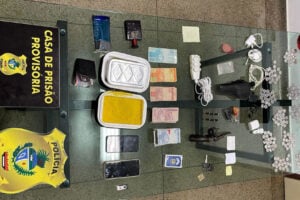 Vigilante penitenciário é preso ao tentar passar celular e arma aos detentos em presídio de Aparecida