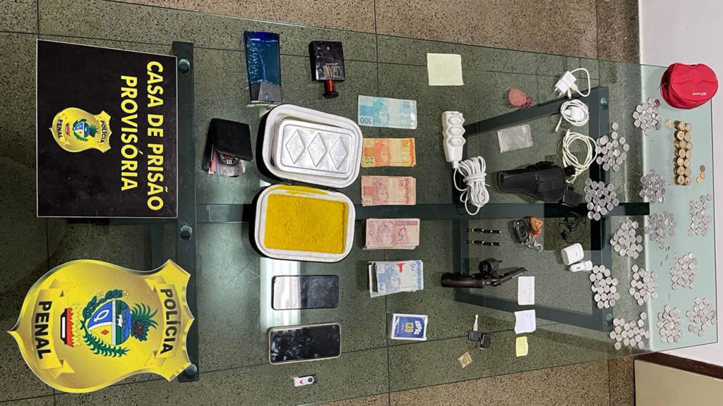 Vigilante penitenciário é preso ao tentar passar celular e arma aos detentos em presídio de Aparecida