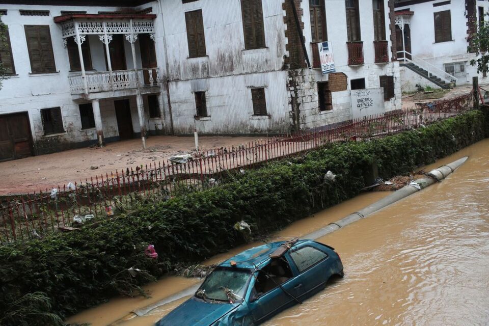 Primas de 13 anos morreram enquanto filmavam cachoeira em Petrópolis (Foto: Agência Brasil)