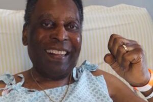 Família disse que o tratamento contra o câncer não deu errado Pelé contraiu Covid-19 antes de ser internado por infecção no pulmão