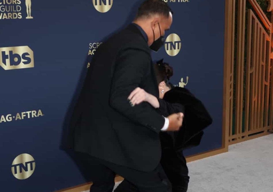 Depois do tombo, cantora apresentou prêmio descalça. Selena Gomez cai em tapete vermelho do SAG Awards; assista ao vídeo