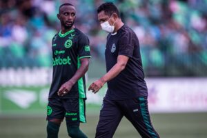 Glauber Ramos cabisbaixo no Goiás