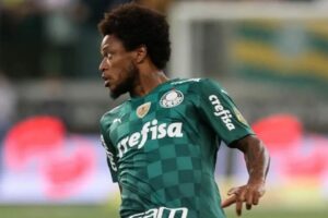 Luiz Adriano em jogo pelo Palmeiras