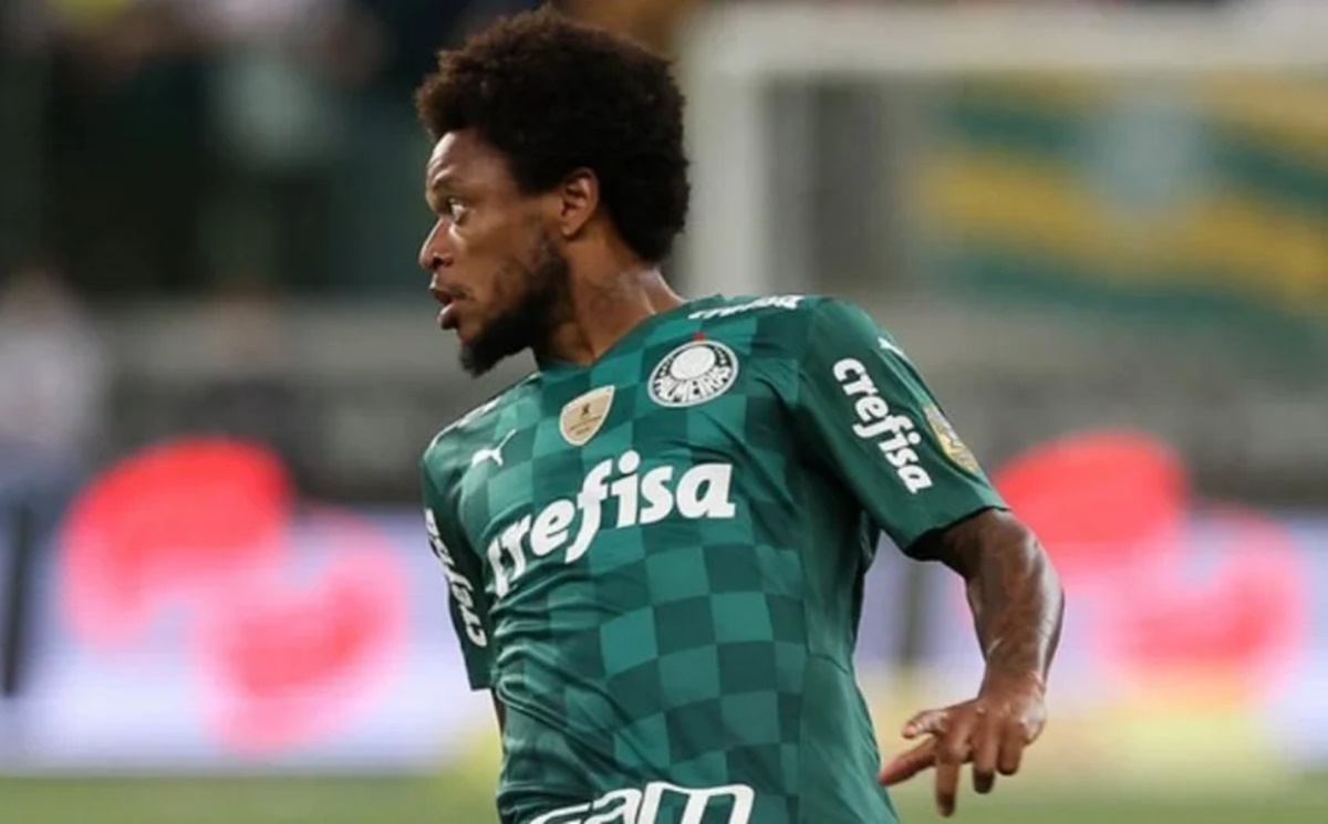 Luiz Adriano em jogo pelo Palmeiras