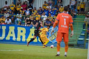 Iporá e Atlético Goianiense se enfrentando