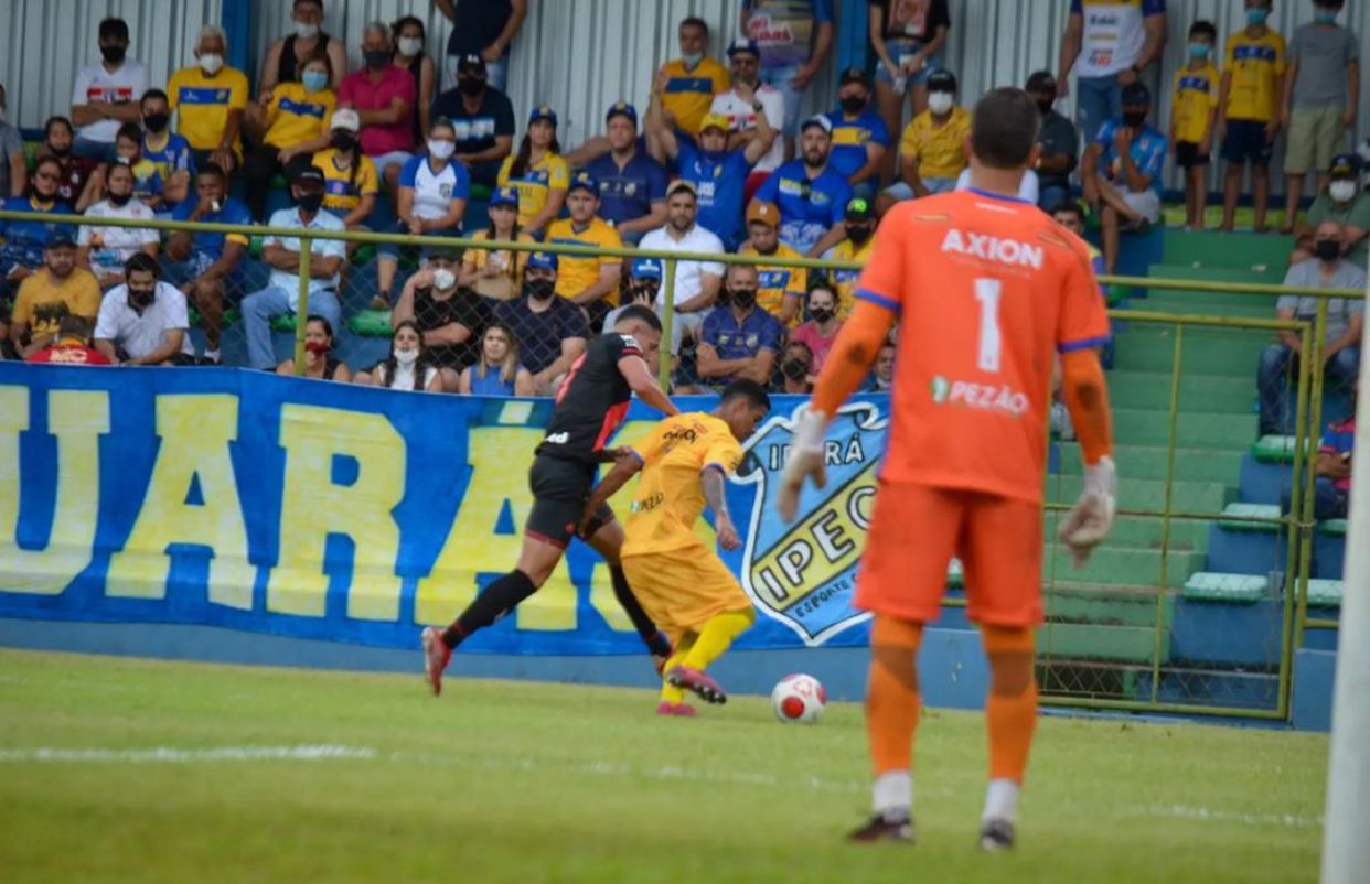 Iporá e Atlético Goianiense se enfrentando