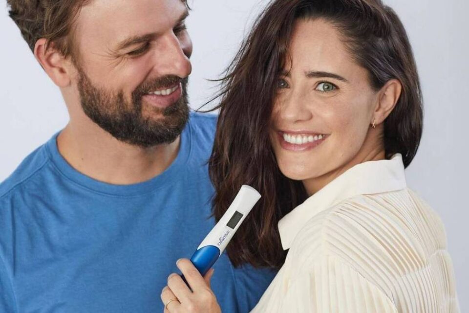 Fernanda Vasconcellos anuncia gravidez do 1º filho com Cássio Reis
