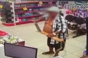 Polícia libera idoso que ameaçou funcionários de farmácia com facão, em Jataí