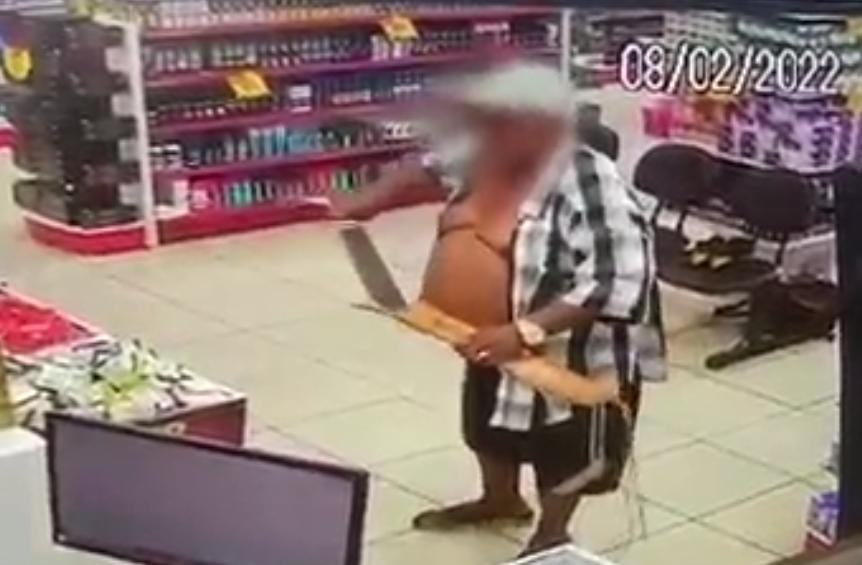 Polícia libera idoso que ameaçou funcionários de farmácia com facão, em Jataí