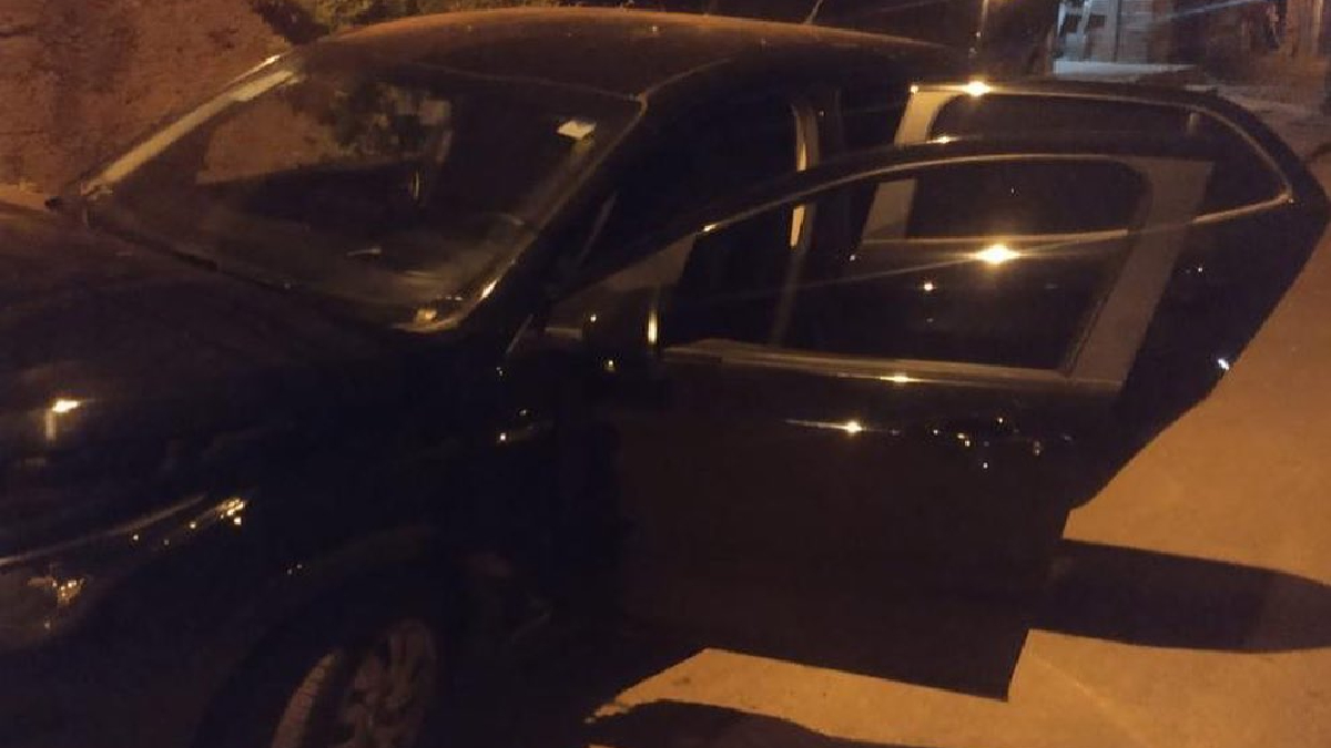 Depois que a vítima se jogou do veículo em movimento, os suspeitos colidiram o carro contra um poste e fugiram