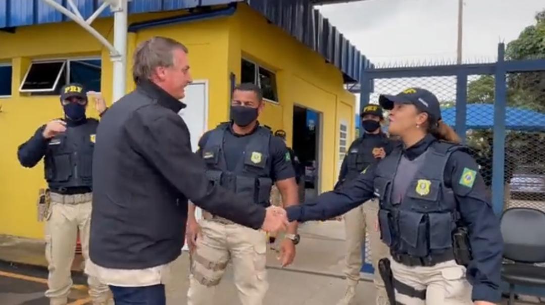 Bolsonaro cumprimenta policiais da PRF-DF sem máscara (Foto: Polícia Rodoviária Federal)