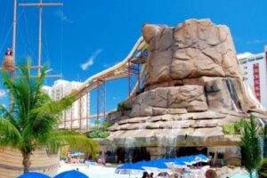 A Prefeitura de Caldas Novas emitiu nota e lamentou a morte de um menino que caiu de um toboágua desativado em um parque aquático na cidade. (Foto: reprodução)