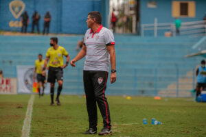Eduardo Souza na área técnica no Annibal