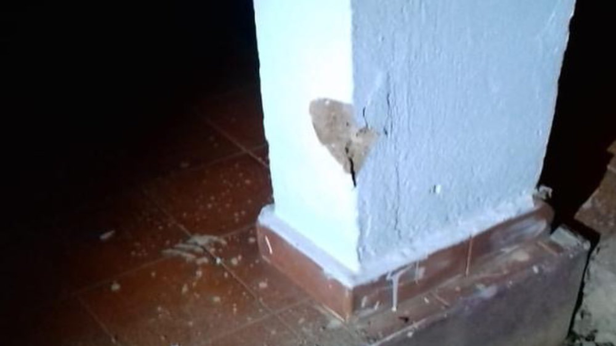 O suspeito usou uma arma da corporação para atirar contra a mulher, que foi atingida por dois disparos, mas sobreviveu.