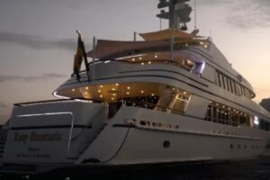 Ucraniano tenta afundar iate de russo avaliado em R$ 40 milhões e é preso na Espanha