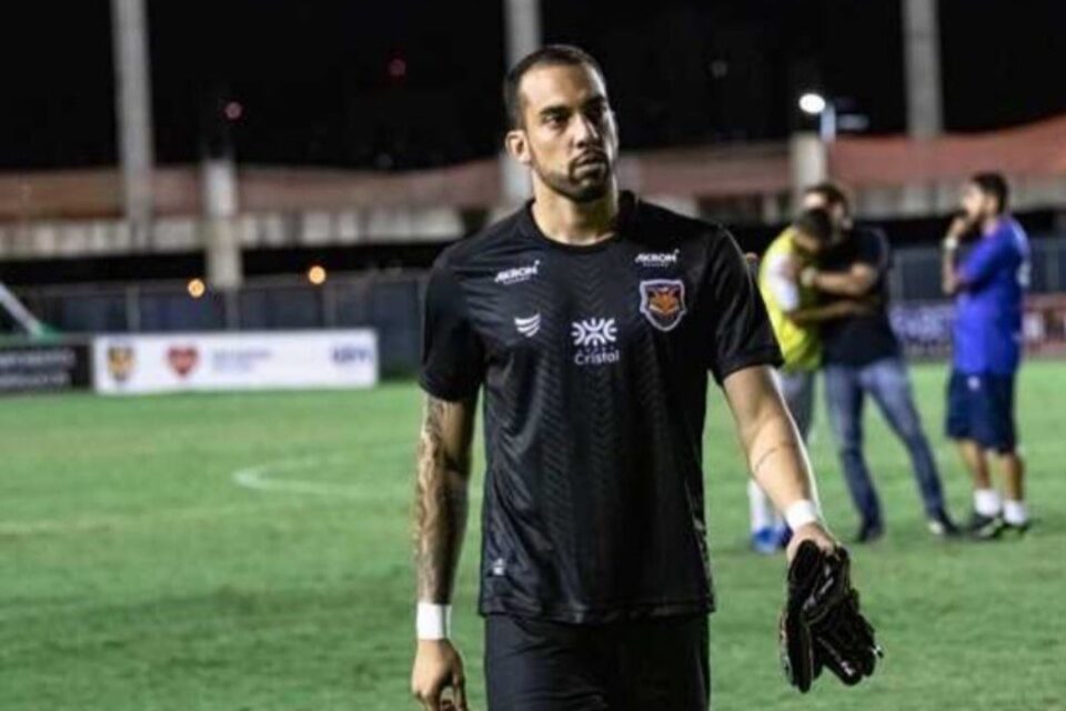 Goleiro Leonardo Paiva, do Grêmio Anápolis