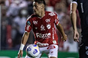 João Pedro em ação pelo Vila Nova