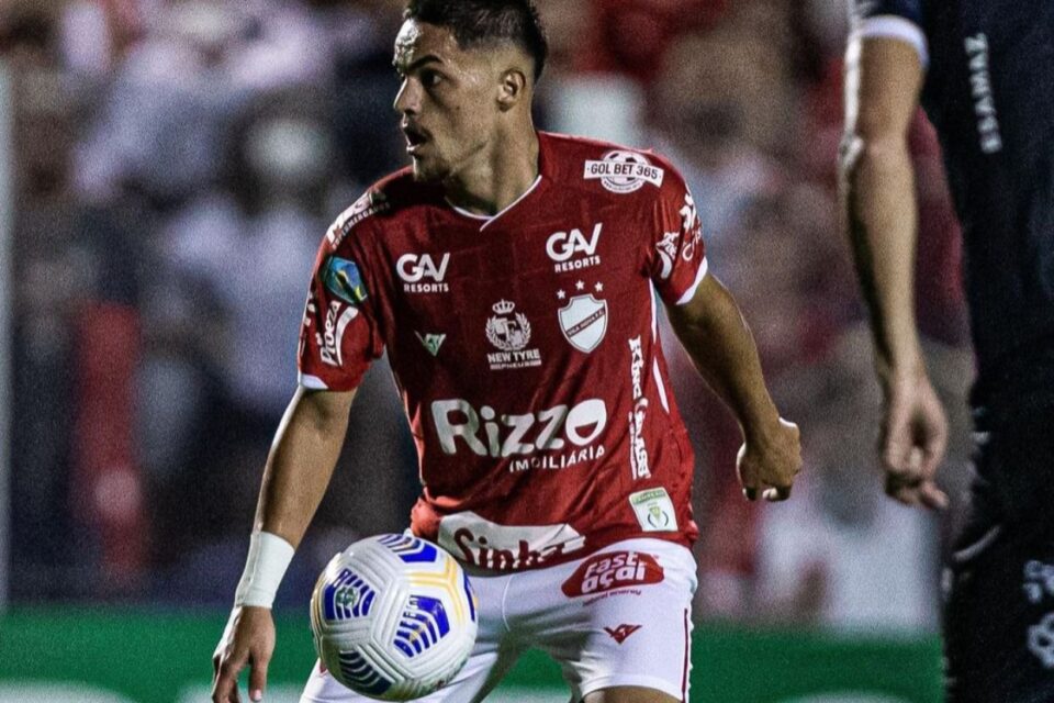 João Pedro em ação pelo Vila Nova