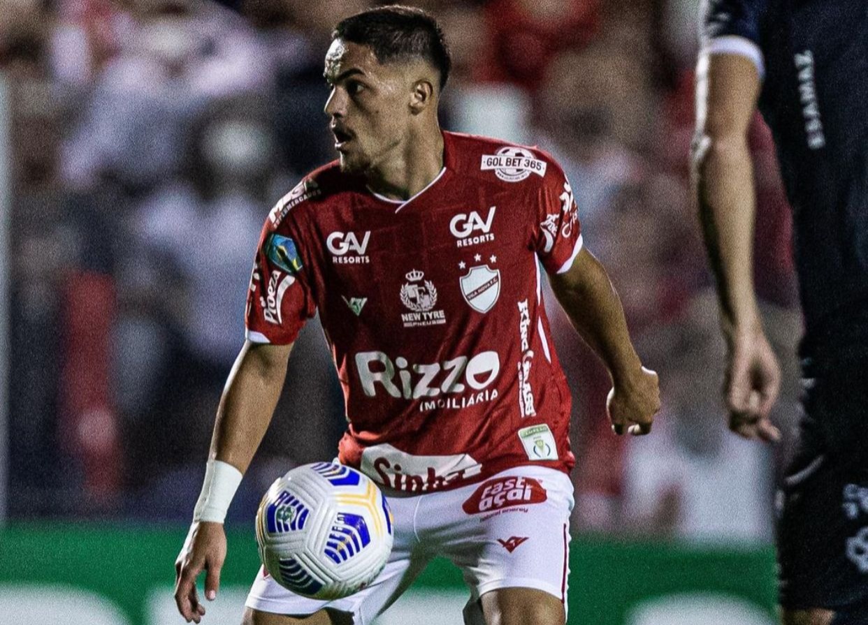 João Pedro em ação pelo Vila Nova