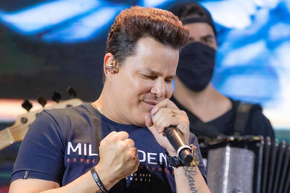 Cantor contou que vai passar por cirurgia para retirar o tumor. João Neto, da dupla com Frederico, revela câncer de tireoide