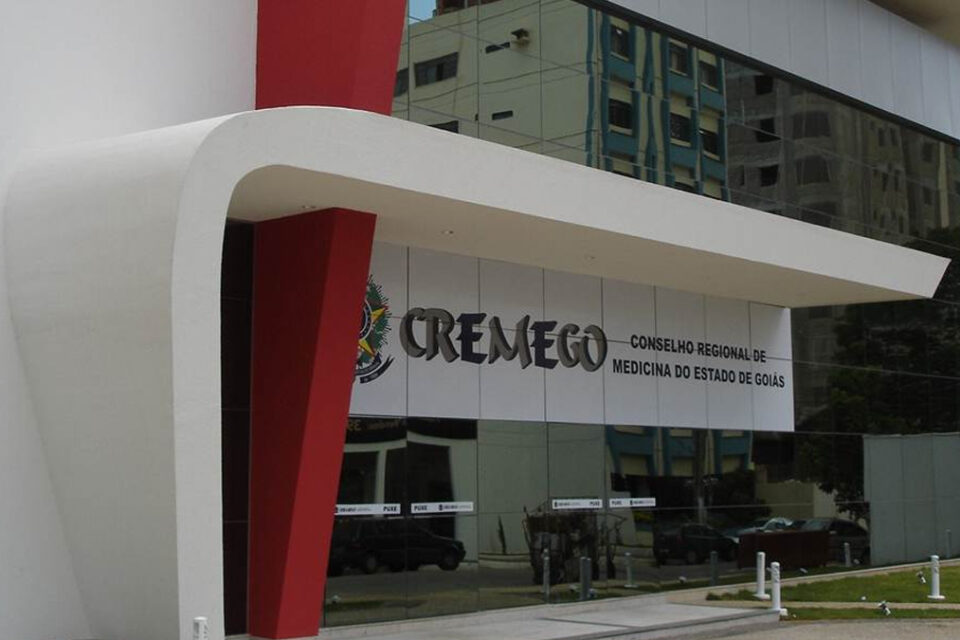 Conselho interdita cirurgiã em Goiânia após denúncia de negligência