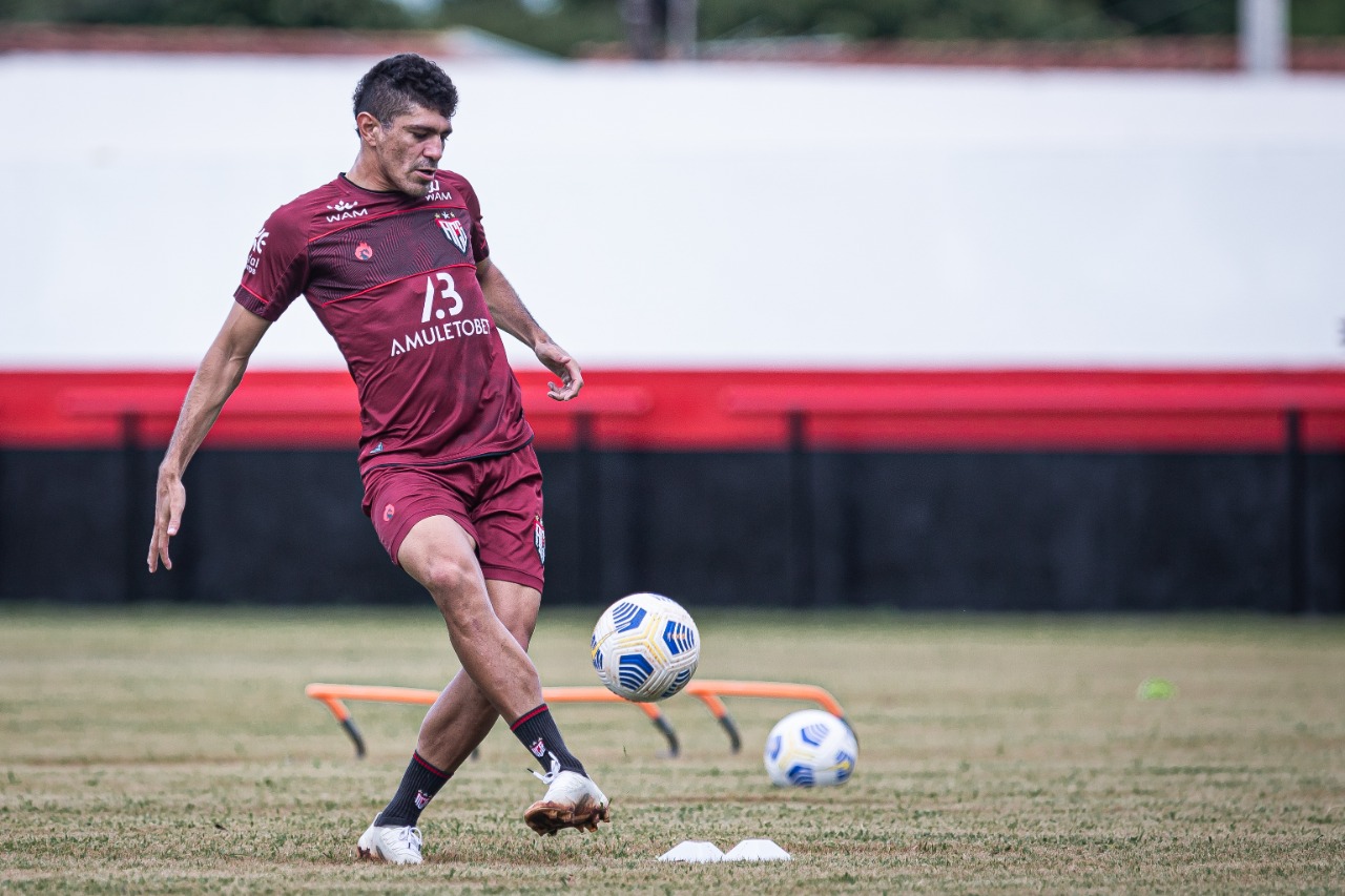 Edson, volante, durante treinamento no CT