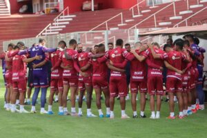 Elenco do Vila Nova reunido antes do treino
