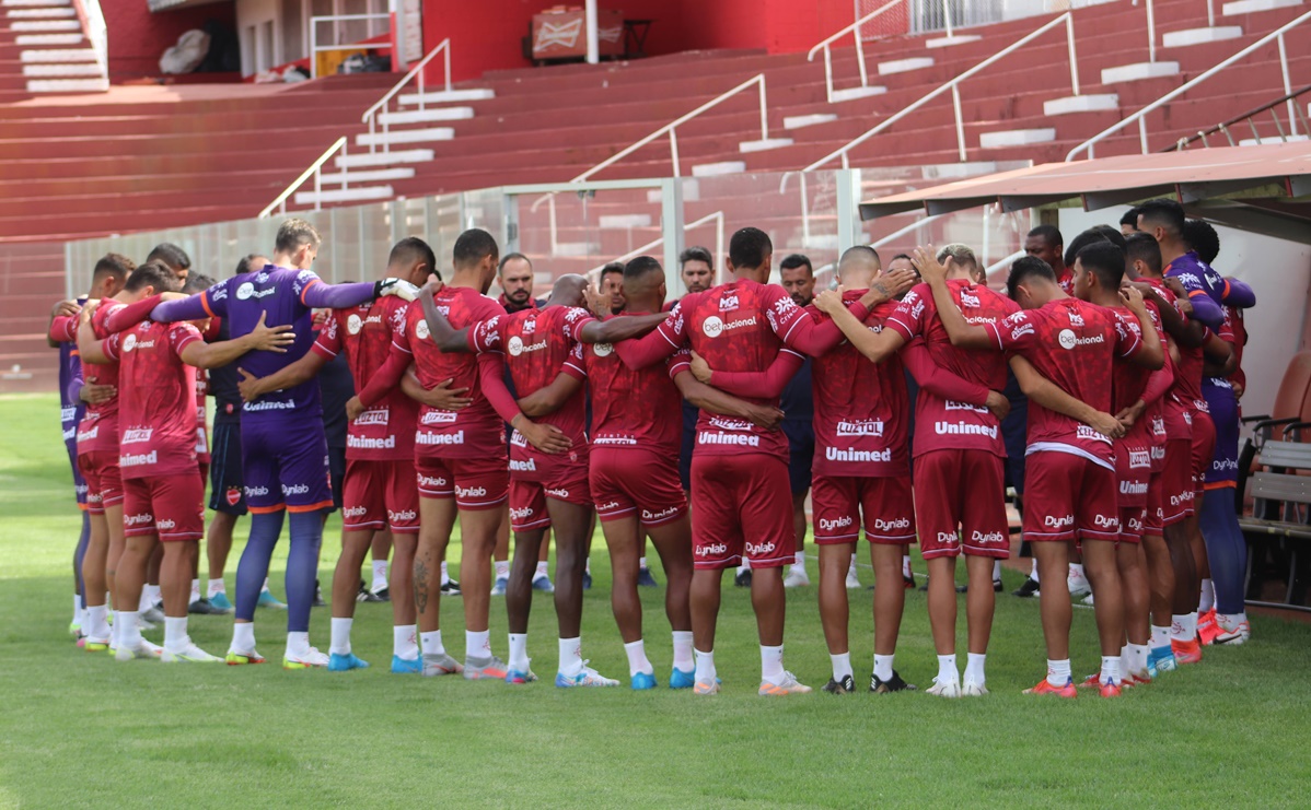 Elenco do Vila Nova reunido antes do treino