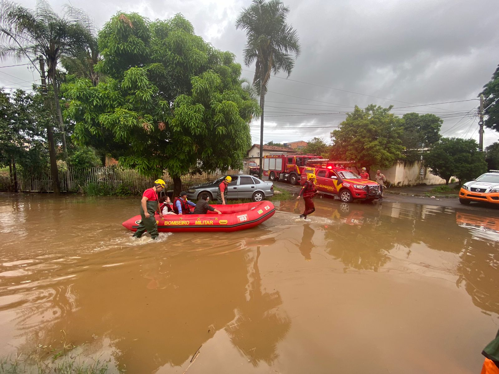 Enchente causada pelo transbordo do Rio Meia Ponte invadiu casas e afetou ao menos 5 famílias no Conjunto Caiçara, em Goiânia. (Foto: Corpo de Bombeiros)